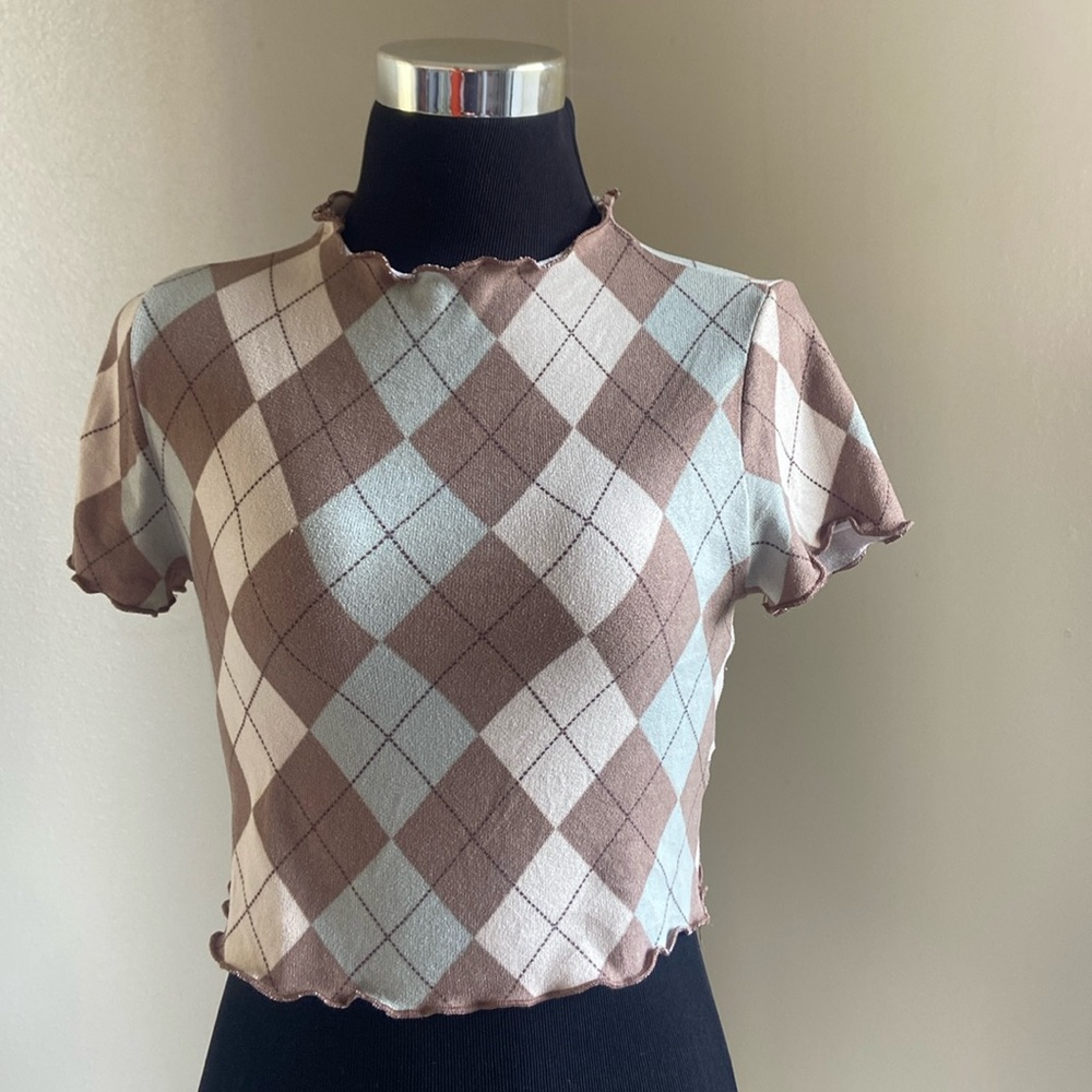 Crop top so soft, hand wash, don’t know blend. Neat edging neck, sleeve, bottom